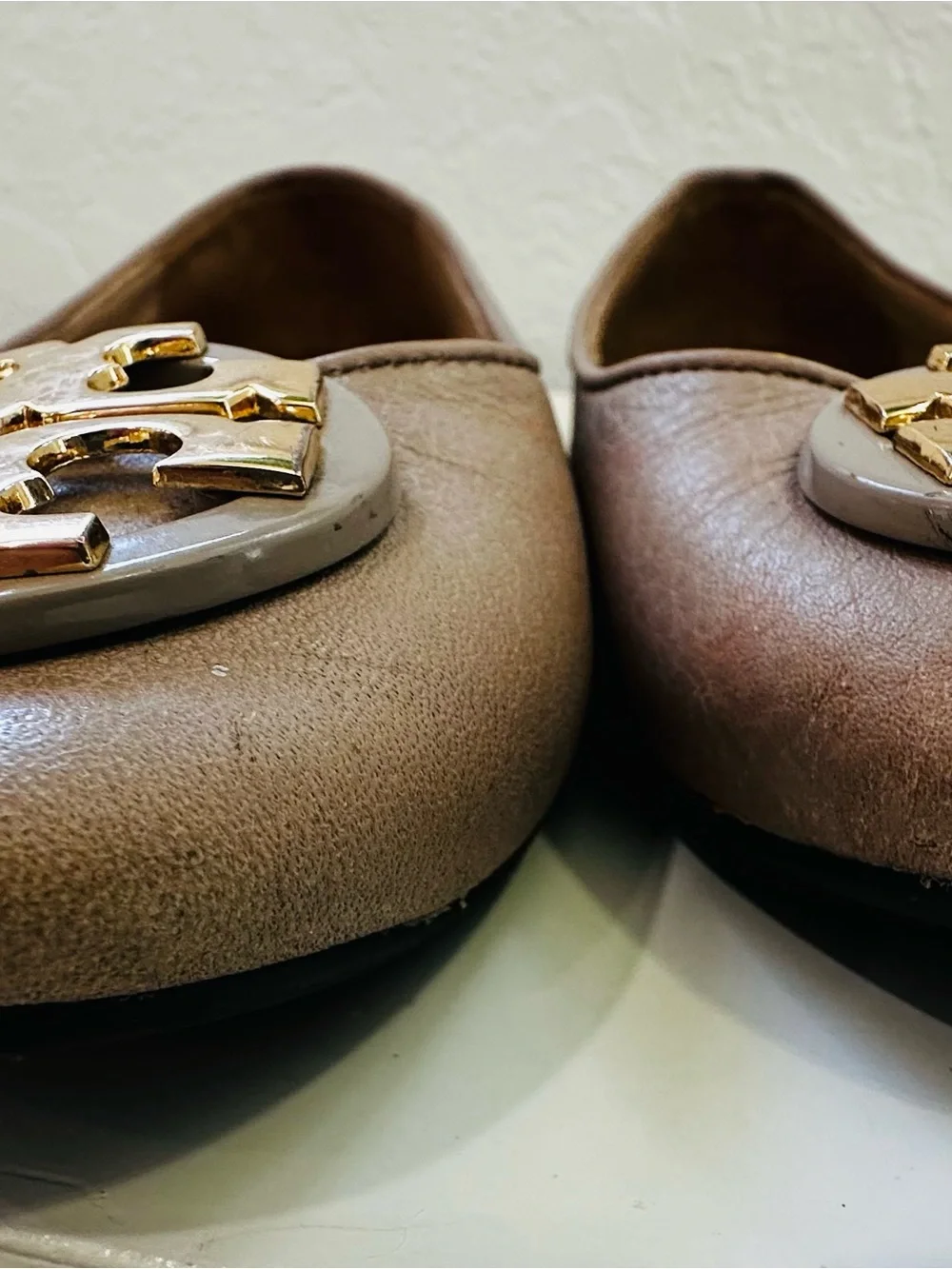 Tory Burch Reva Ballet Pebbled Leather Flats in Taupe Sz 6